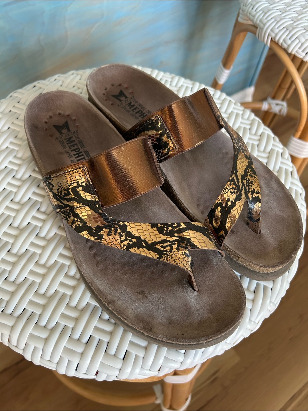 Mephisto Women’s Size 41 (10/11) Bronze Gold Metallic Toe Thong Leather Sandals